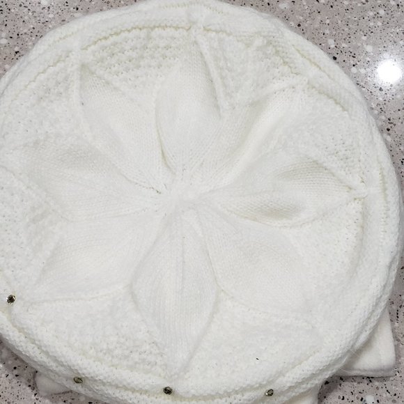 Winter Beanie.& Gloves. - Picture 6 of 10